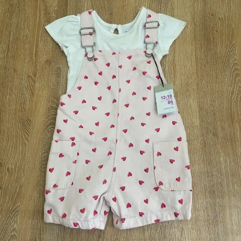 Conjunto de overol con blusa color rosado con corazones 