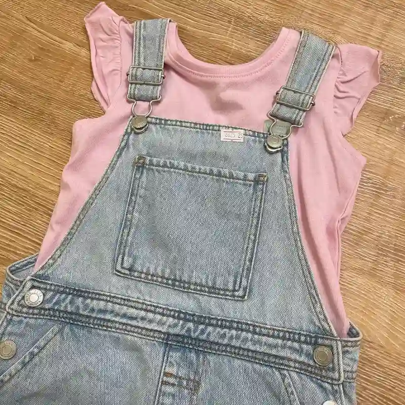 Conjunto de overol con blusa color rosado