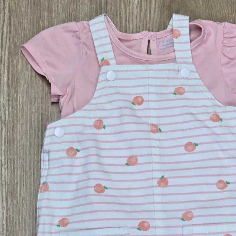 Conjunto de Overol con melocotones y pulover color rosado