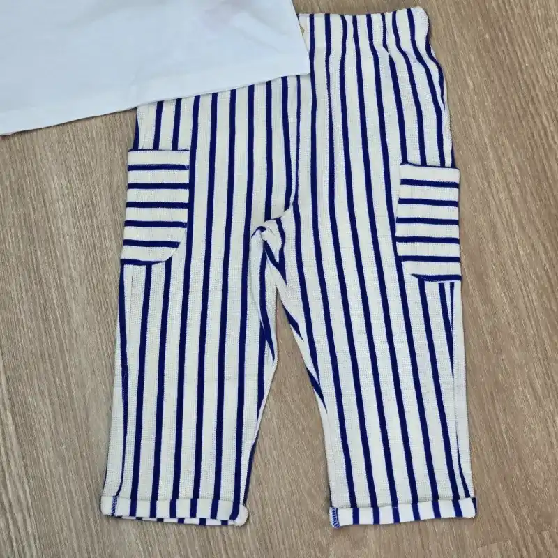 Conjunto de Pantalon Cuatro Puertas con Pulover de Dinosaurios