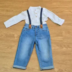 Conjunto de pantalón de mezclilla y Camisa blanca