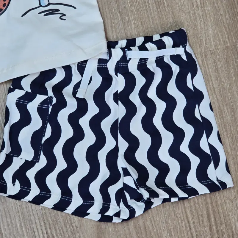 Conjunto de pulover de langosta y short de rayas con bolsillo