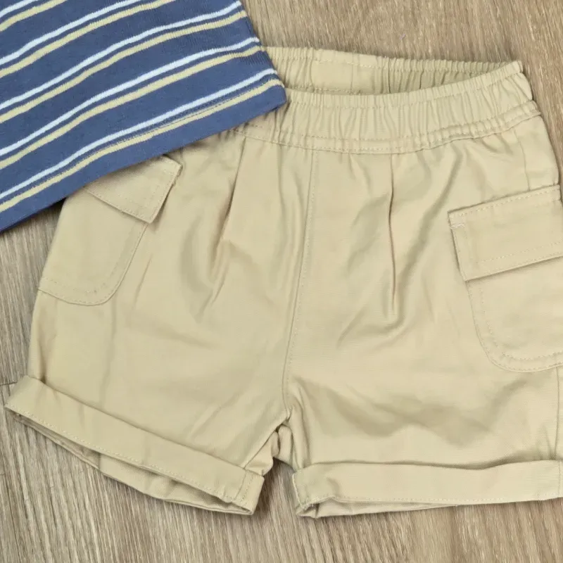 Conjunto de pulover de rayas y short cuatro puertas