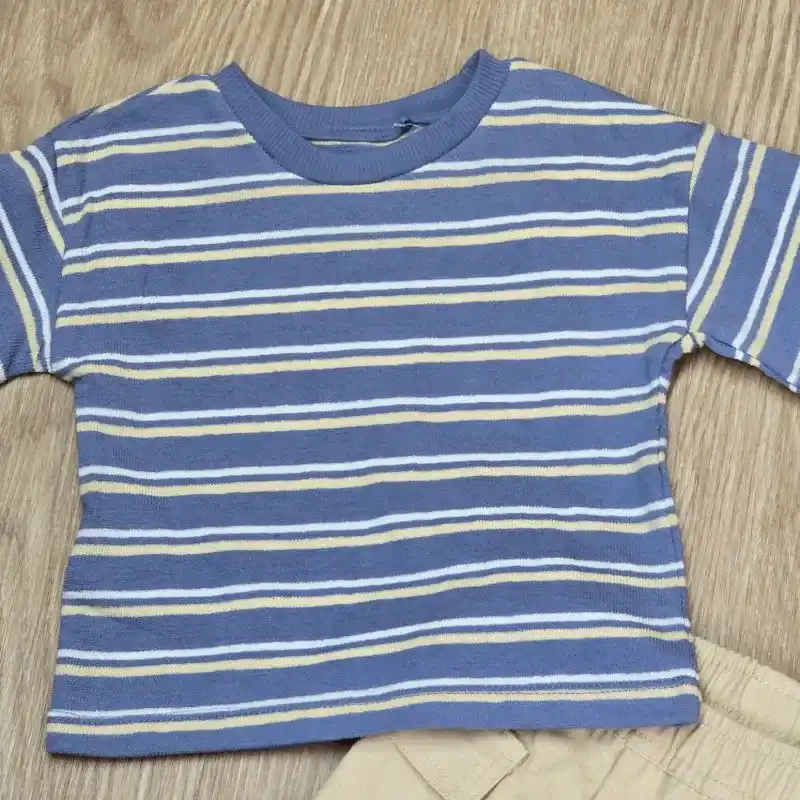 Conjunto de pulover de rayas y short cuatro puertas