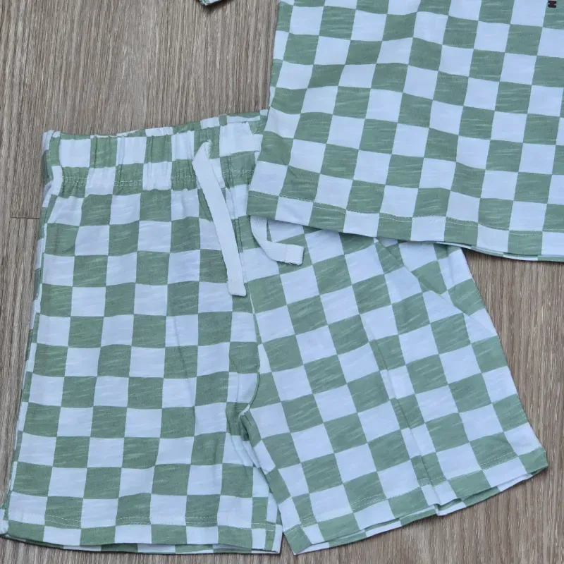 Conjunto de pulover y short de cuadros verdes Veraniego