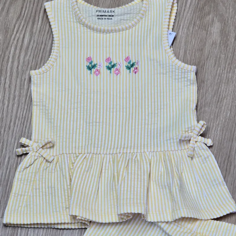 Conjunto de rayas amarillo con flor