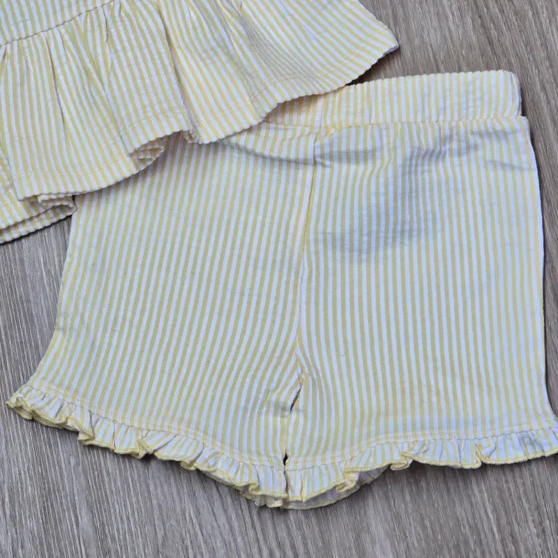 Conjunto de rayas amarillo con flor