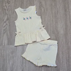 Conjunto de rayas amarillo con flor