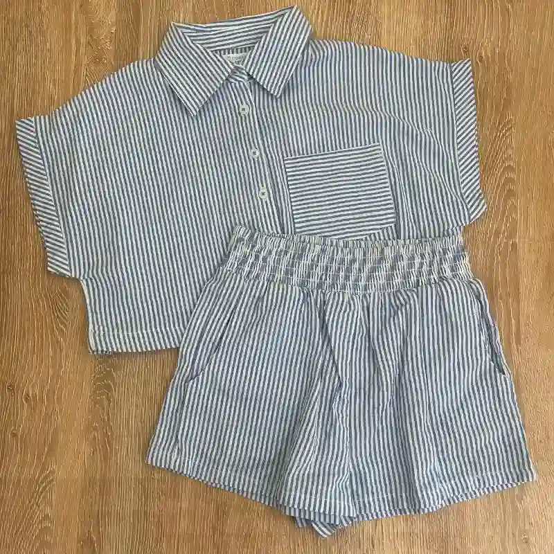 Conjunto de rayas blancas y azules 