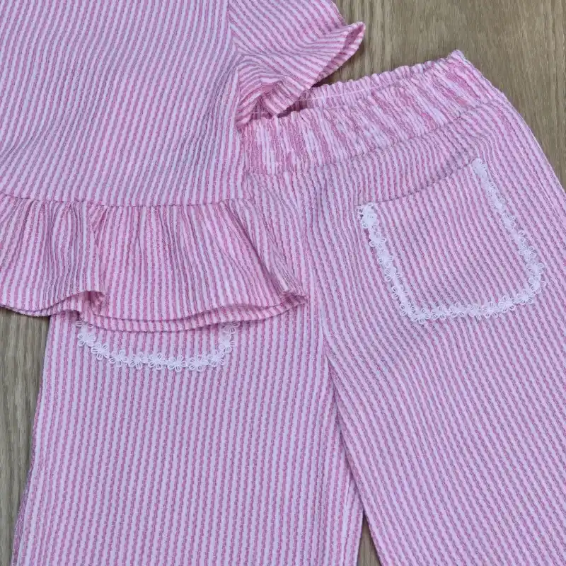 Conjunto de rayas rosadas con bolsillo delantero con detalles
