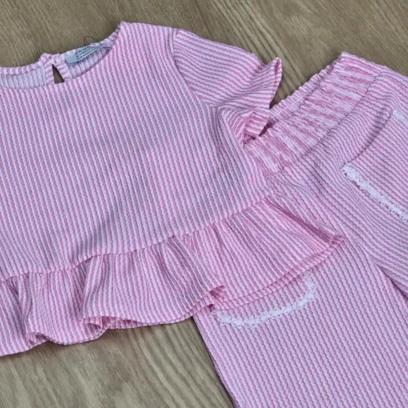 Conjunto de rayas rosadas con bolsillo delantero con detalles