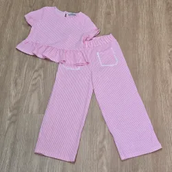 Conjunto de rayas rosadas con bolsillo delantero con detalles