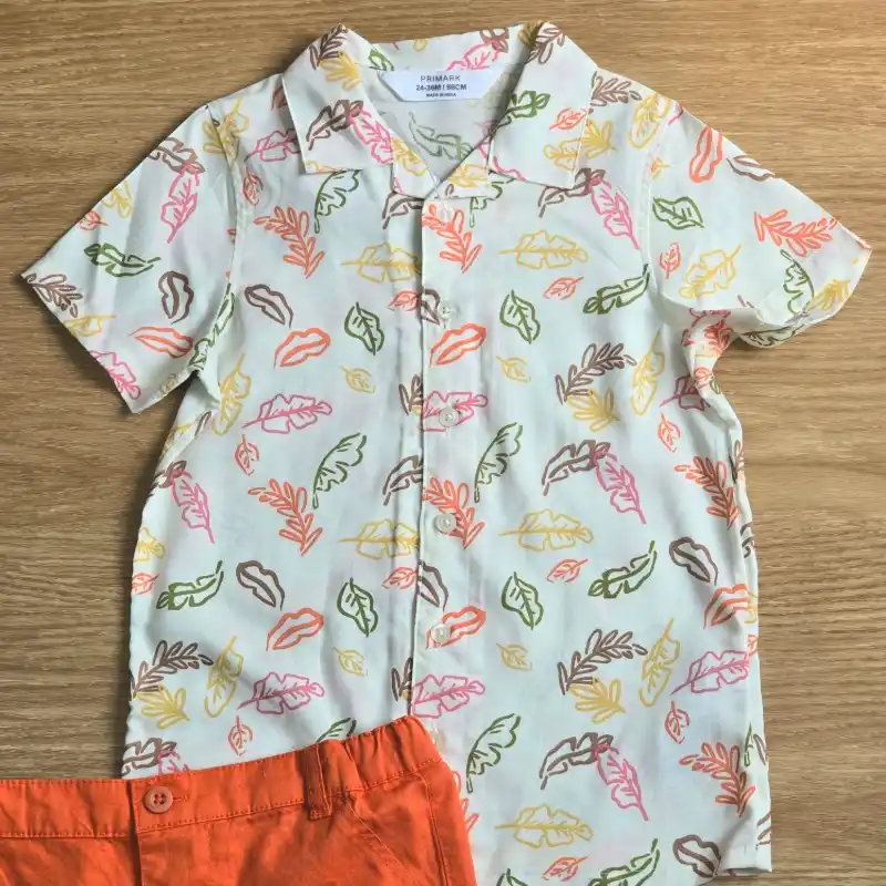 Conjunto de short con camisa de hojas