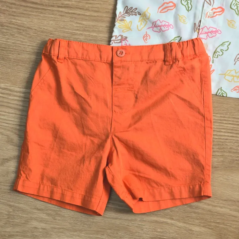 Conjunto de short con camisa de hojas