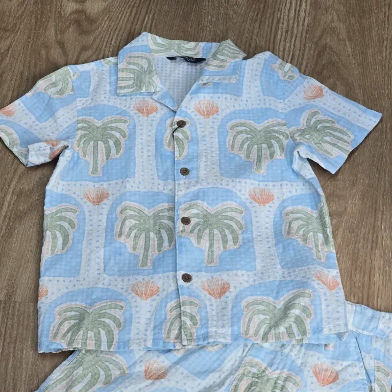 Conjunto de short con camisa de palmas