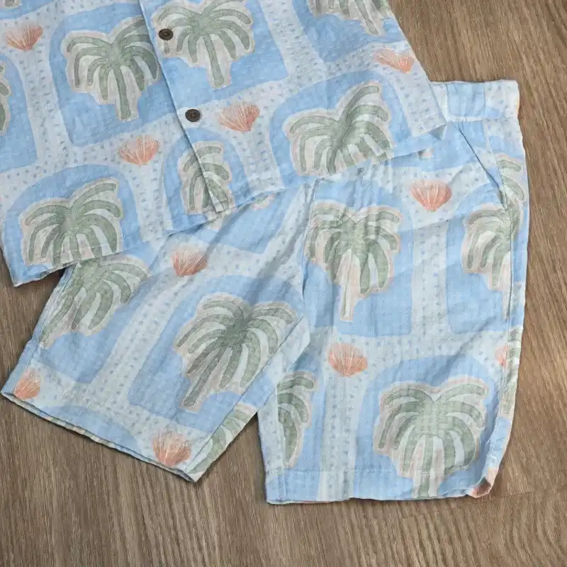 Conjunto de short con camisa de palmas