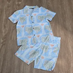 Conjunto de short con camisa de palmas