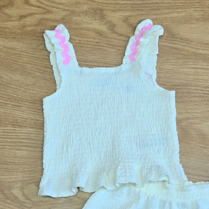 Conjunto de Short y Blusa color blanca con detalles en color rosa claro
