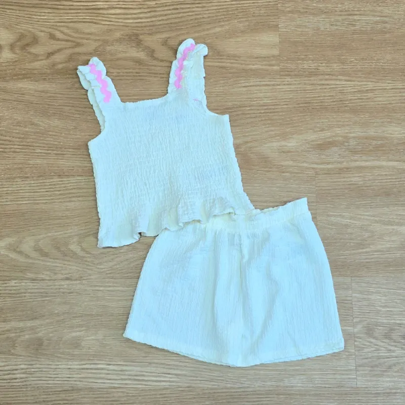 Conjunto de Short y Blusa color blanca con detalles en color rosa claro