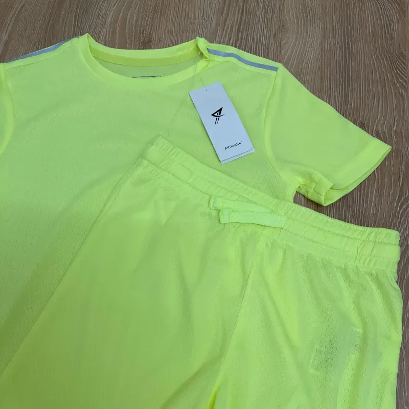 Conjunto deportivo color amarillo fosforescente 