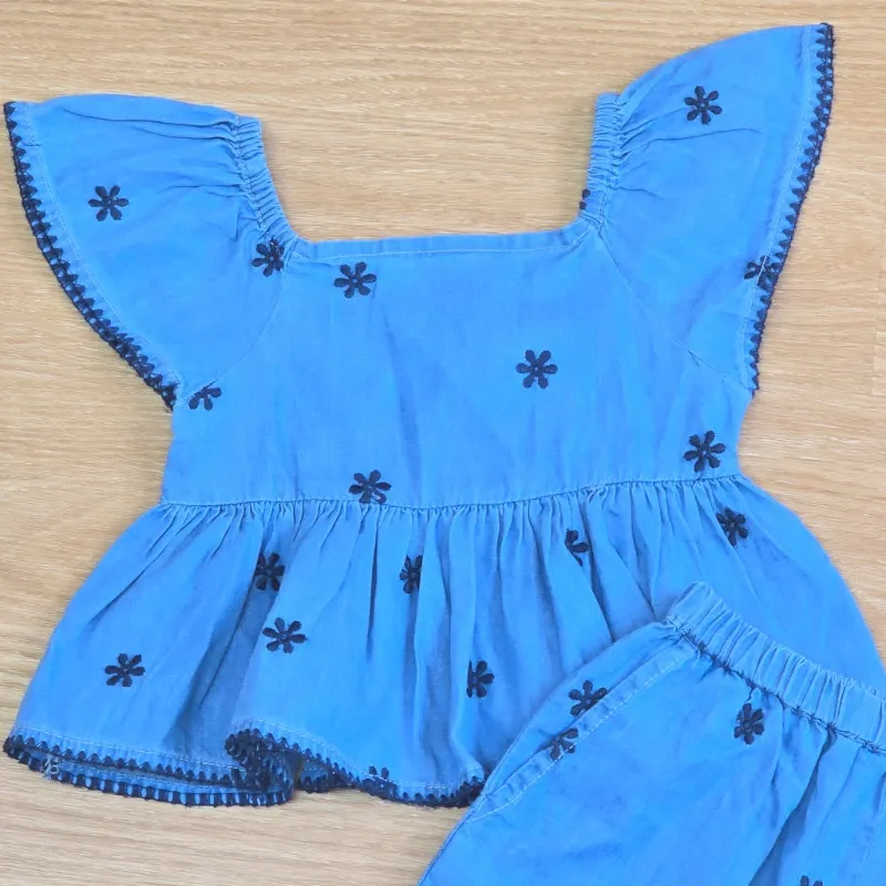 Conjunto estilo mezclilla con flores bordadas