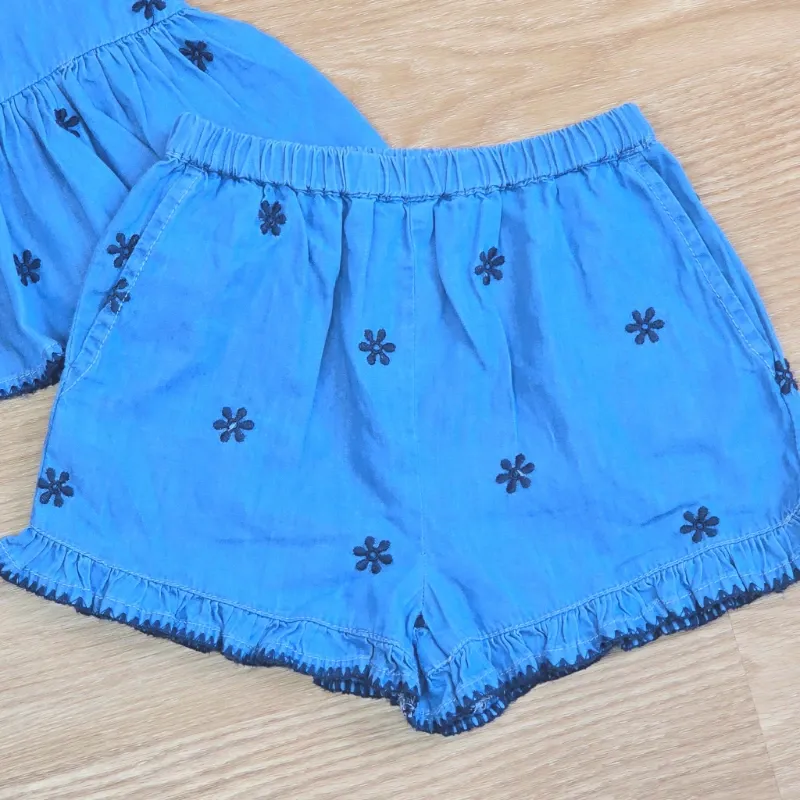 Conjunto estilo mezclilla con flores bordadas