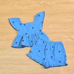 Conjunto estilo mezclilla con flores bordadas