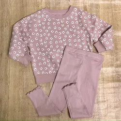 Conjunto rosado con flores blancas