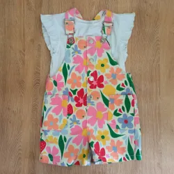 Conjunto tipo overol con flores de colores 