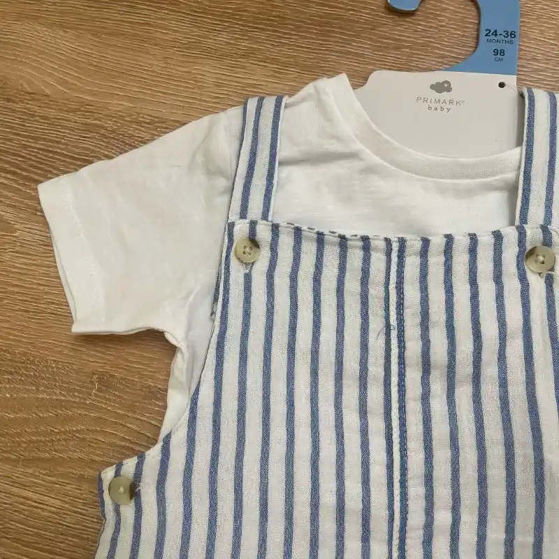 Conjunto tipo overol con rayas blancas y azules