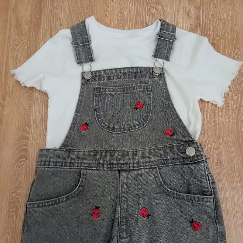 Conjunto tipo overol de mezclilla con mariquitas 