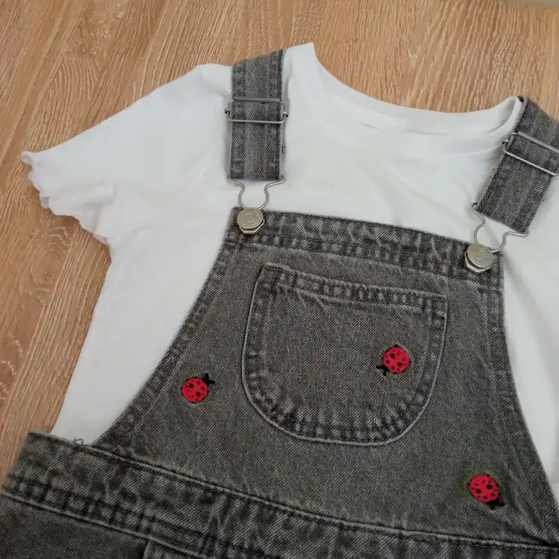 Conjunto tipo overol de mezclilla con mariquitas 