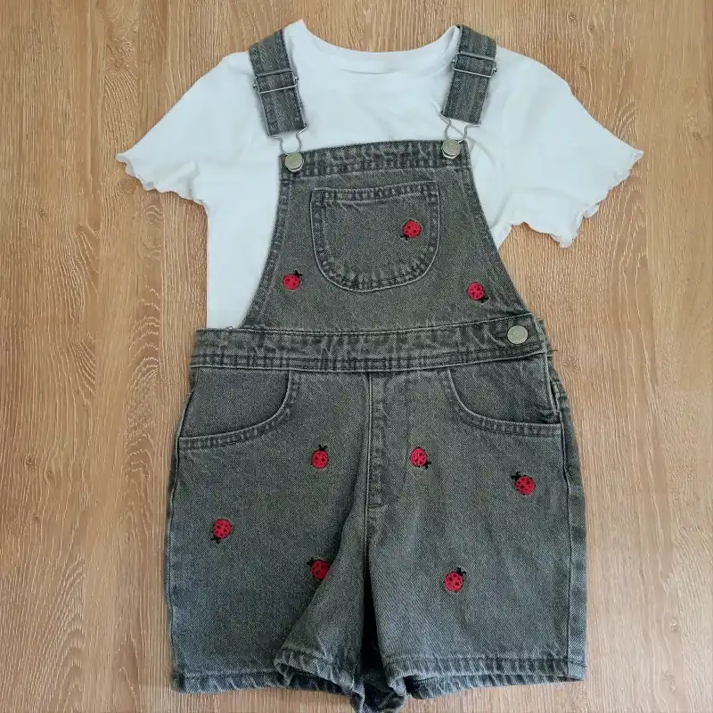 Conjunto tipo overol de mezclilla con mariquitas 