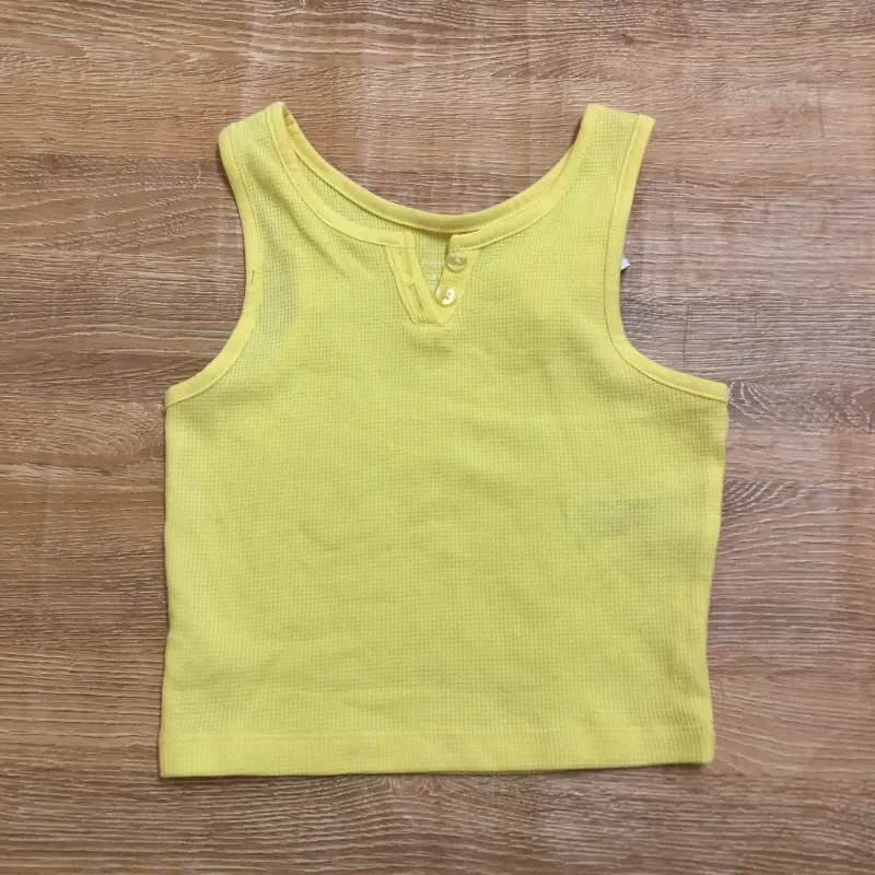 Conjuto de camiseta color amarillo