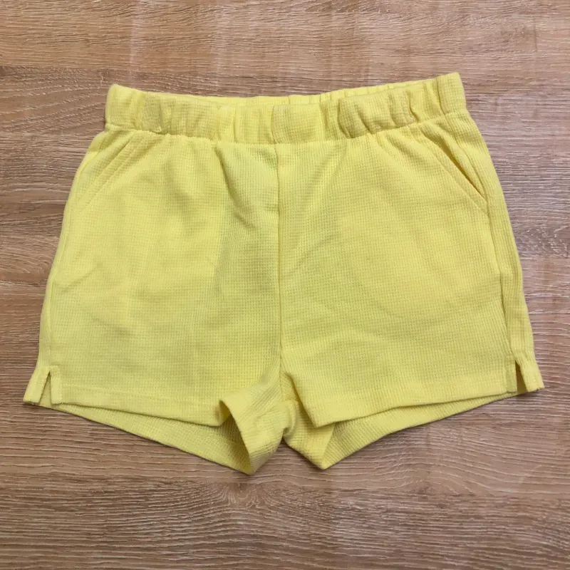 Conjuto de camiseta color amarillo