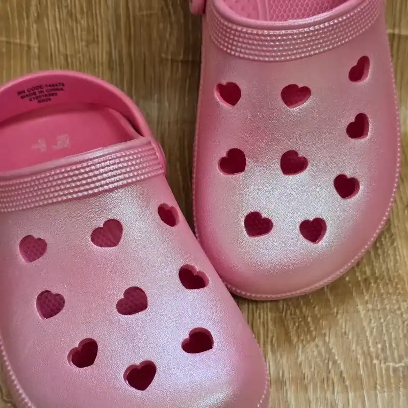 Crocs color rosa con corazones