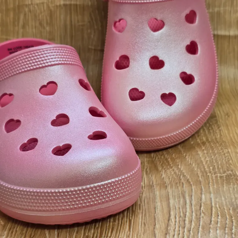 Crocs color rosa con corazones