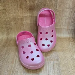 Crocs color rosa con corazones