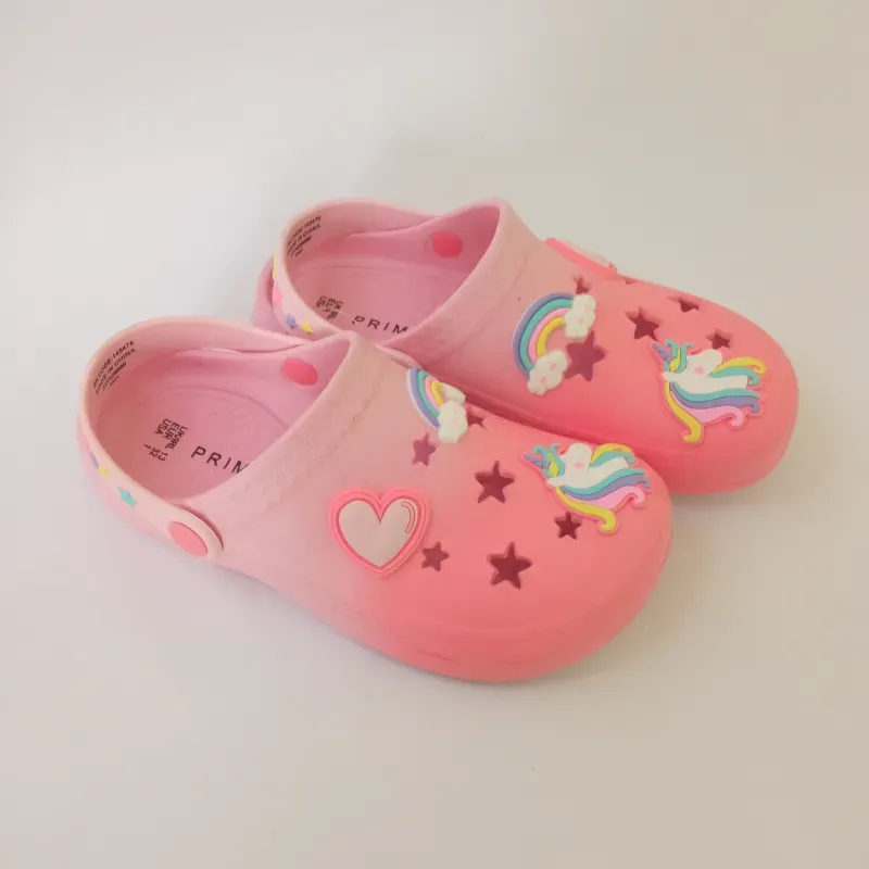 Crocs color rosado con unicornios
