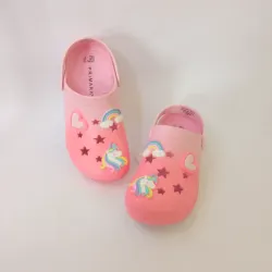 Crocs color rosado con unicornios