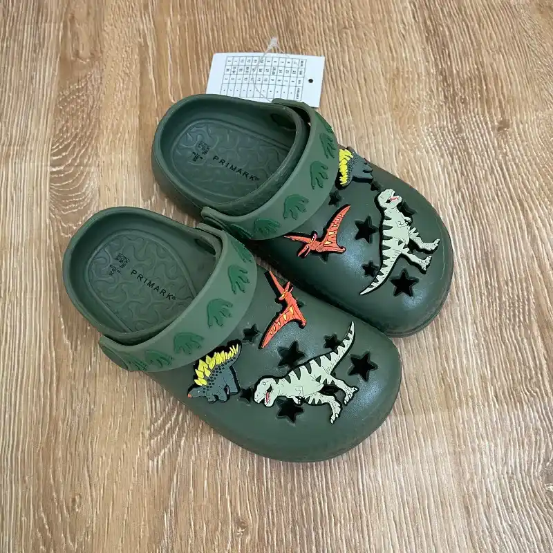 Crocs color verde con dinosaurios 