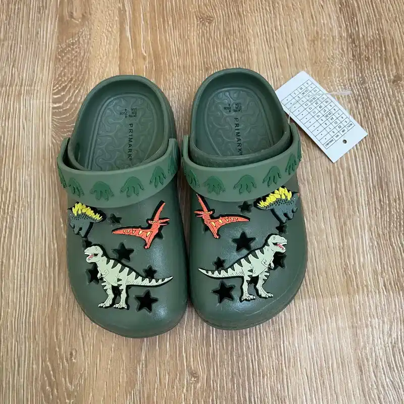 Crocs color verde con dinosaurios 