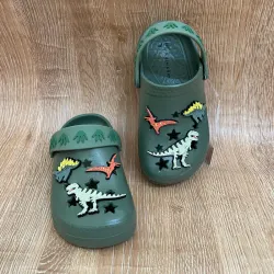 Crocs color verde con dinosaurios 