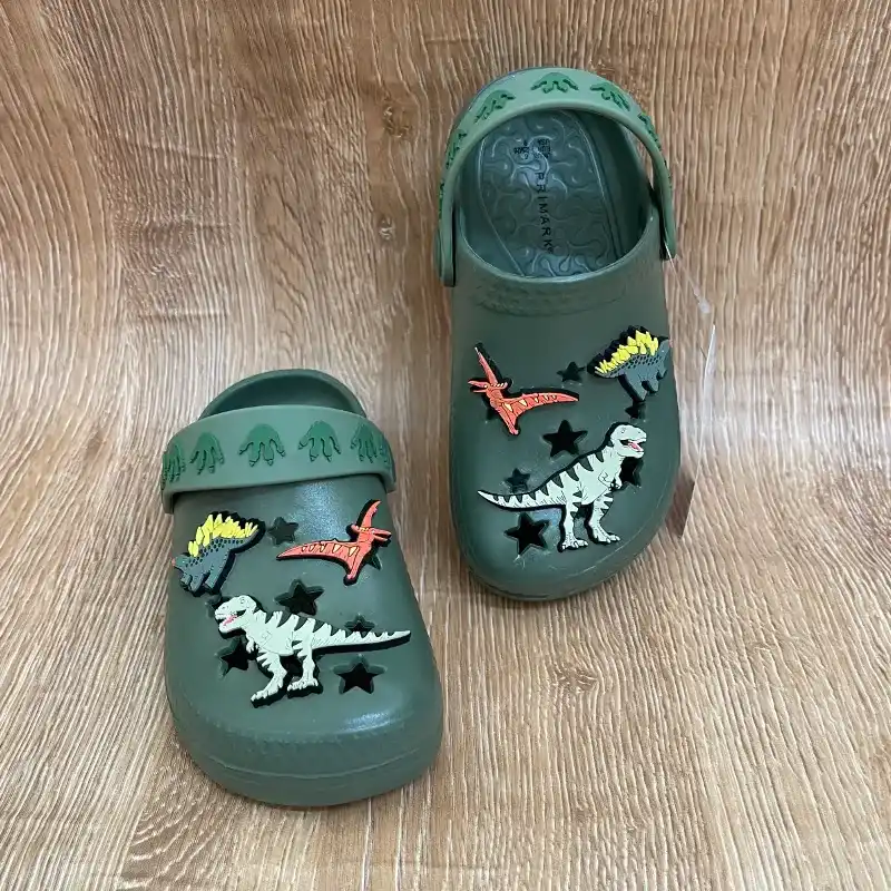 Crocs color verde con dinosaurios 