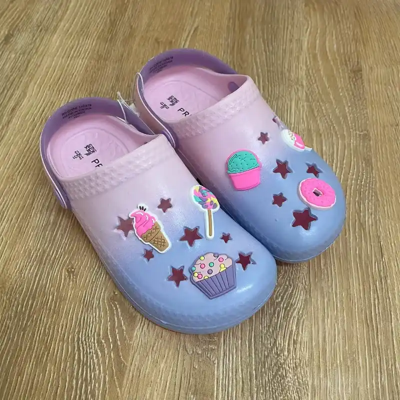 Crocs con dulces color rosado y violeta
