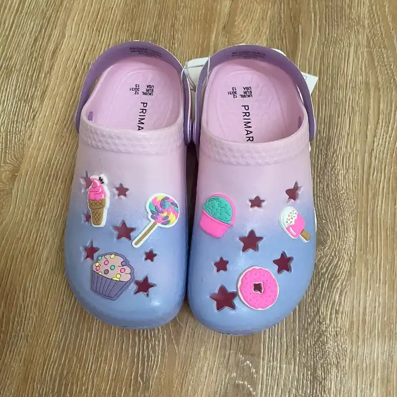Crocs con dulces color rosado y violeta