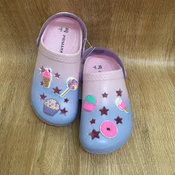 Crocs con dulces color rosado y violeta