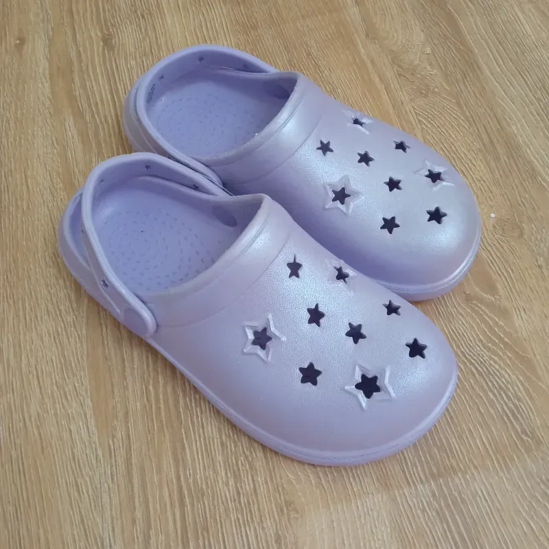 Crocs con estrellas color violeta 