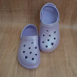 Crocs con estrellas color violeta 