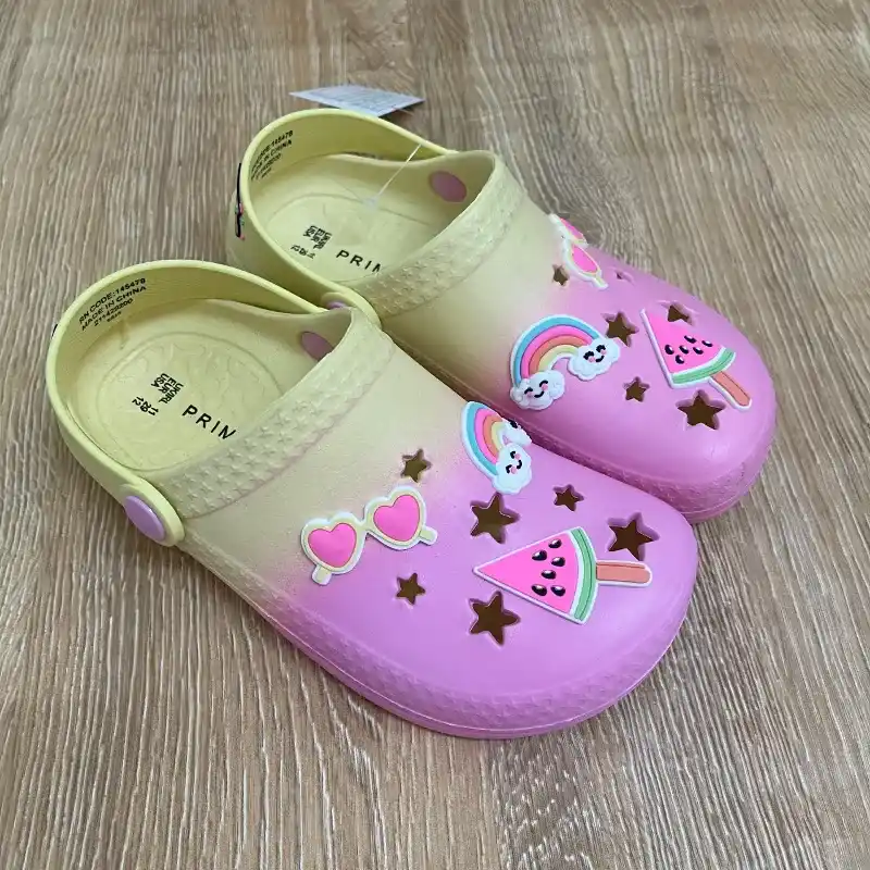 Crocs de colores con arcoiris 